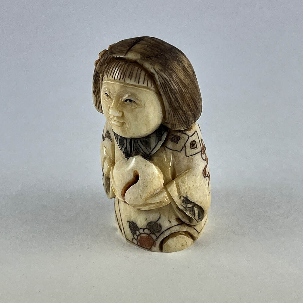 Статуэтка нэцкэ Гейша с большим персиком