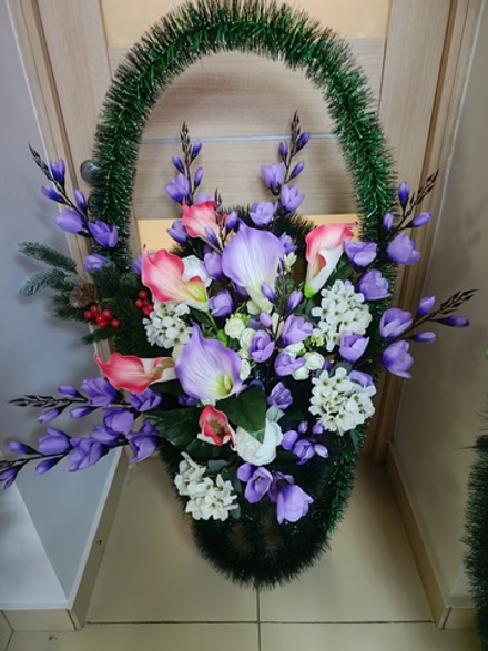 Корзина огромная с каллами и крокусами