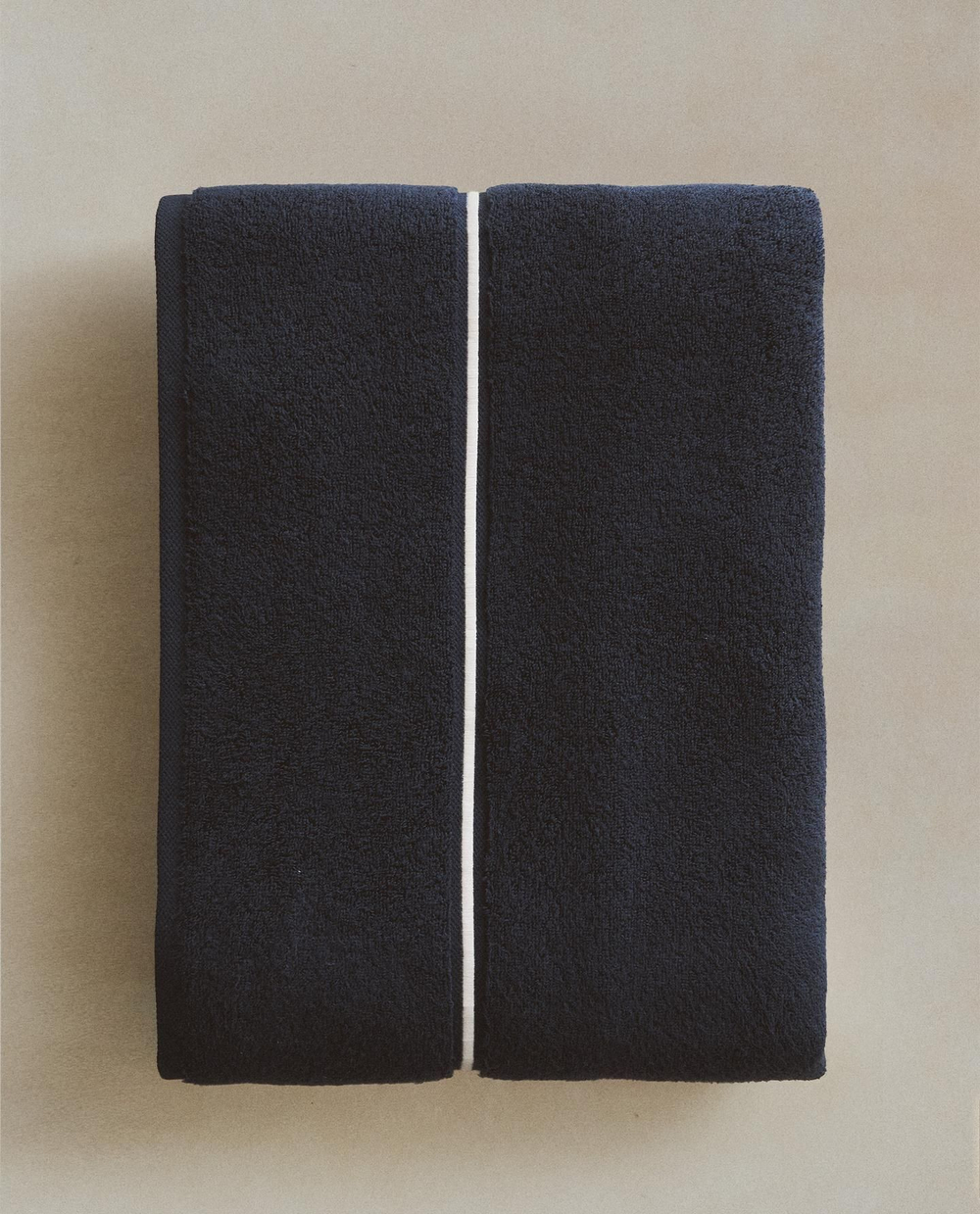 Zara Home - Банное полотенце с вышитым бордюром, синий, 100х180 см