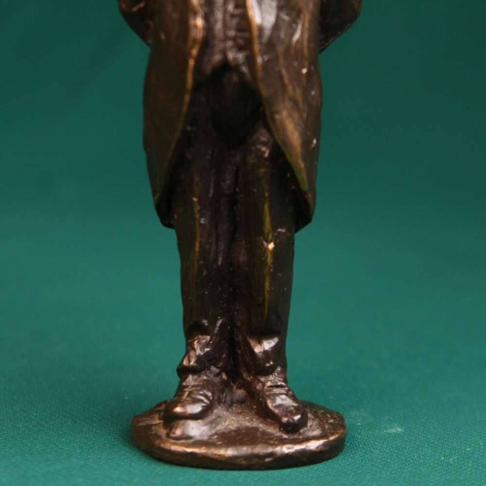 Коллекционная миниатюра «Мужчина в стильном костюме»