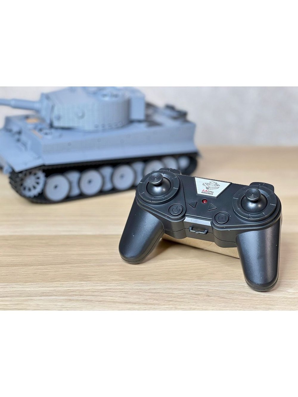 Танк радиоуправляемый, башня вращается, свет и звук (201748340)