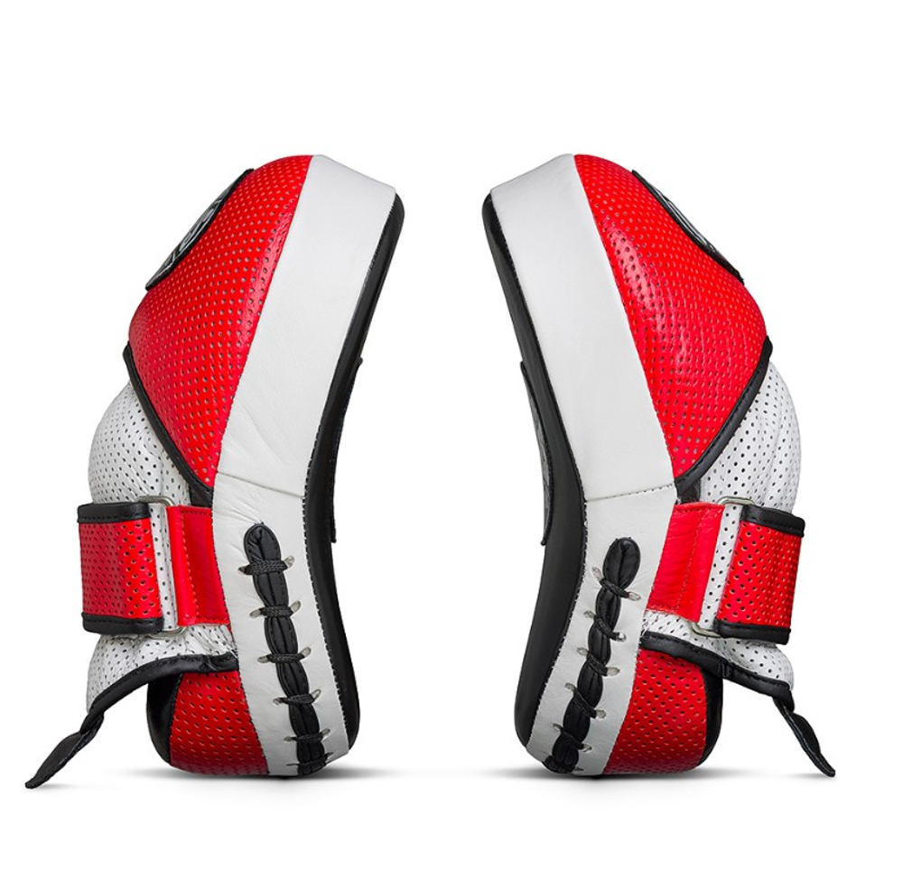 Лапы тренерские LEADERS CLASSIC CURVED BK/RD/WH (ONE, кожа, черный/красный/белый)