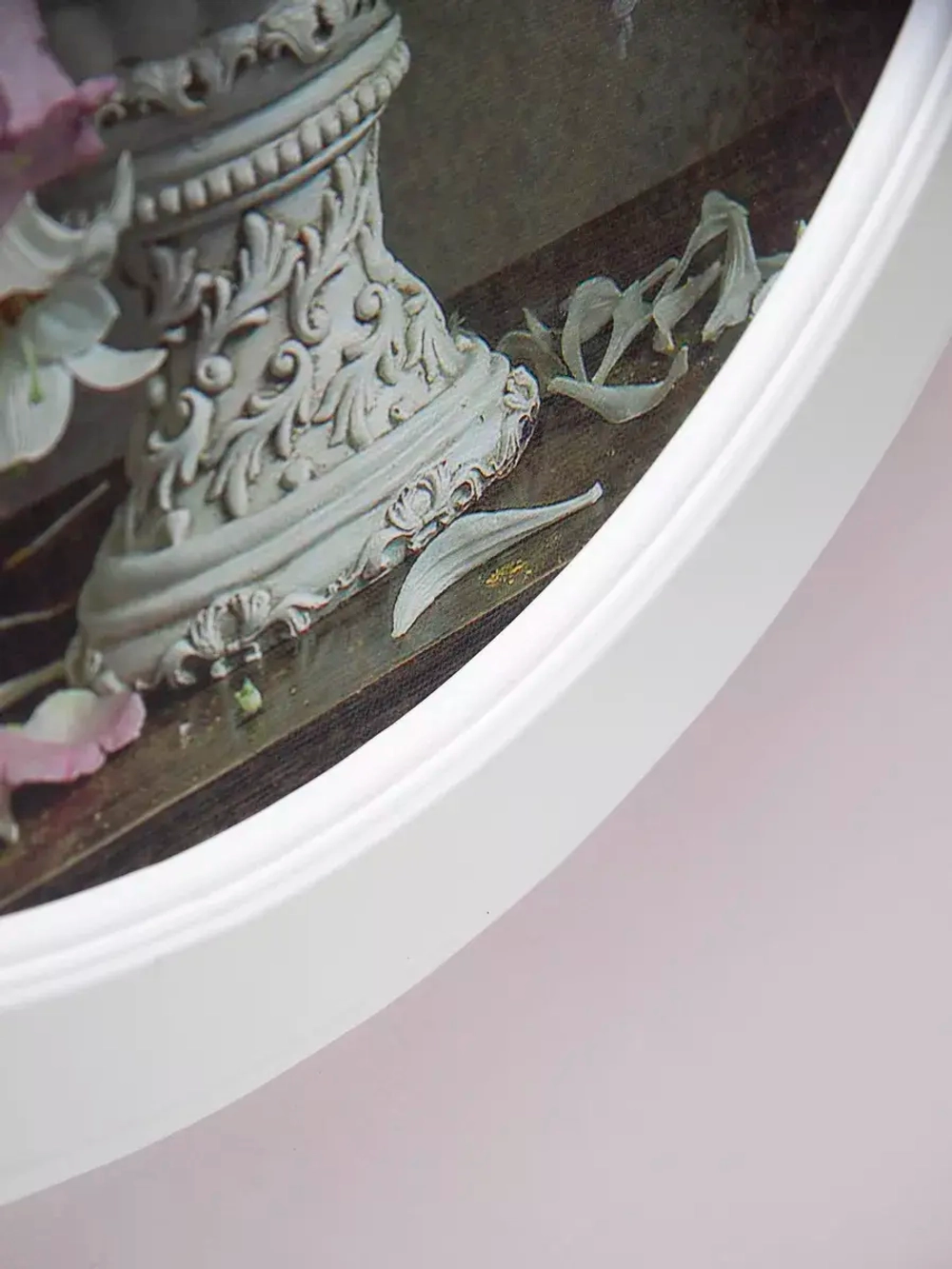 Картина на холсте в круглой деревянной раме 50 см