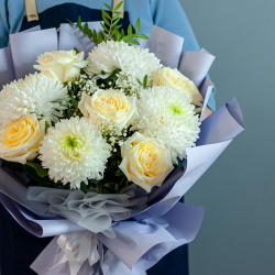 Нежный букет с пион. розой и хризантемой