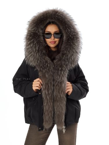 Пуховая парка черного цвета с мехом енота