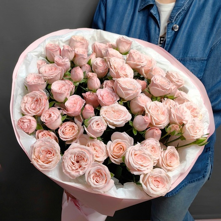 Букет из 15 кустовых пионовидных роз сорта "Bombastic"