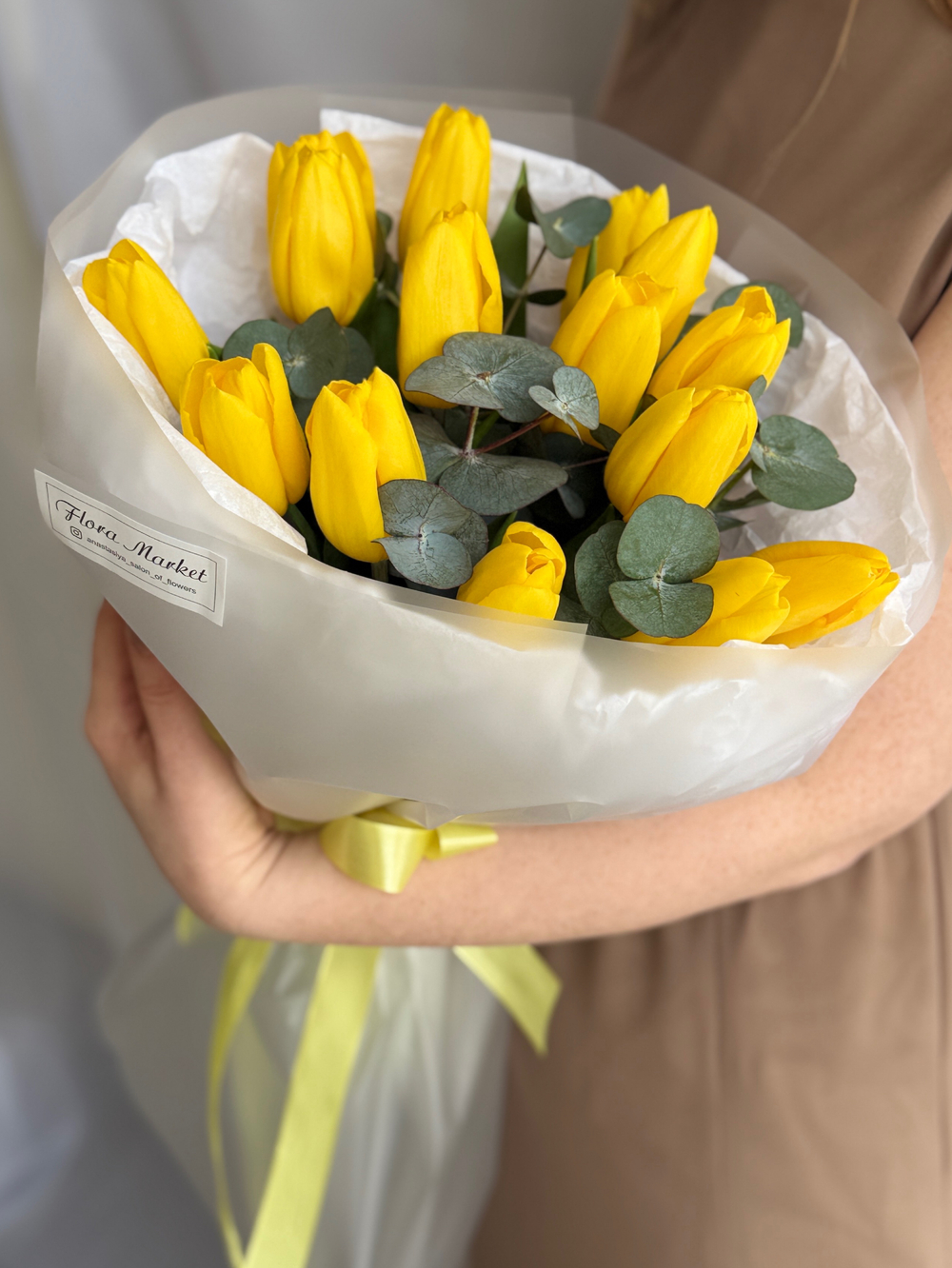 Яркие желтые тюльпаны премиум сорта и зелень эвкалипта в воздушном оформлении от Флора Маркет