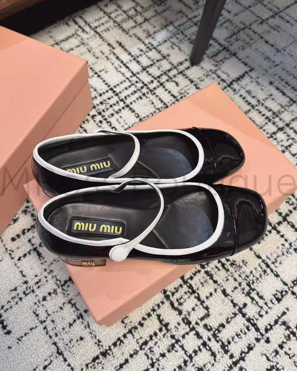 Женские туфли Miu Miu черного цвета с круглым носиком
