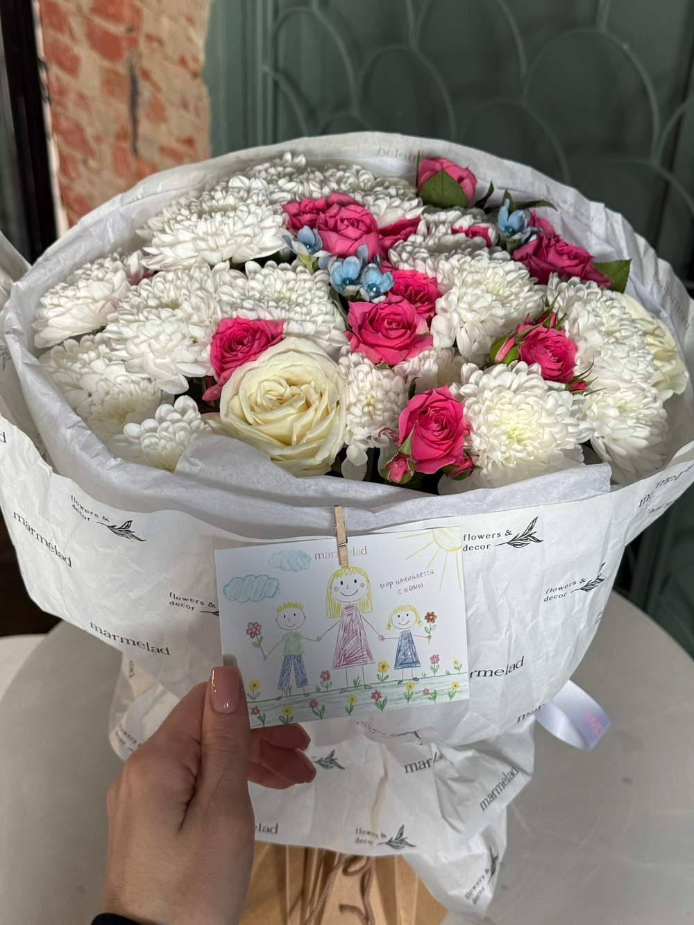 Букет из кустовой пионовидной розы, одноголовых роз, оксипеталума и хризантемы