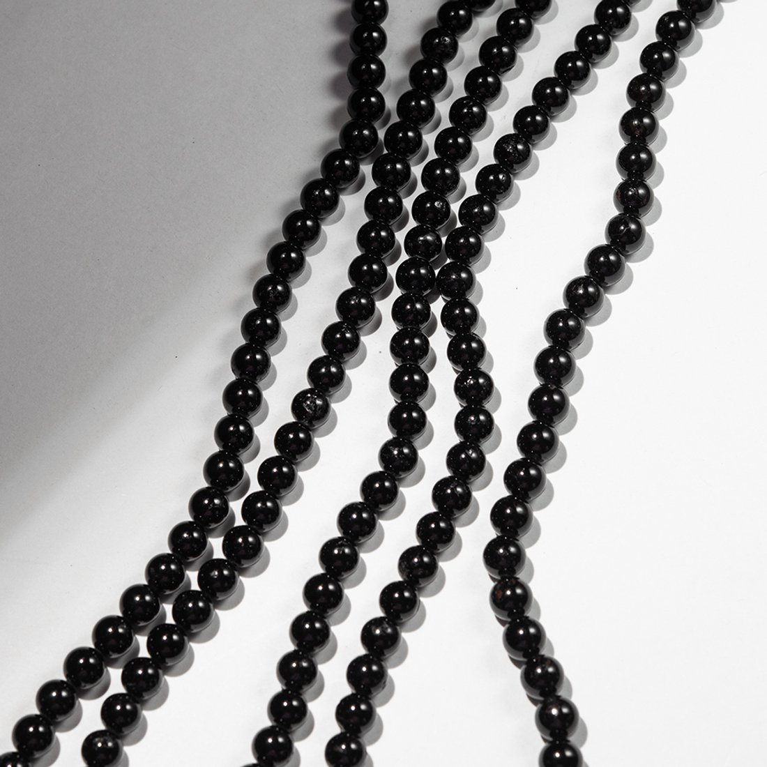 Шерл (черный турмалин) натуральный, бусины в форме шара, 8,4мм