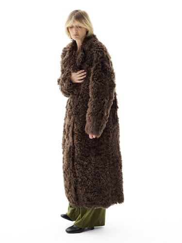 Длинная шуба из овчины шоколадного цвета