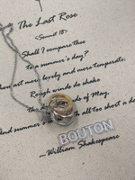 Колье серебристое с подвеской в виде трех колец с булавкой