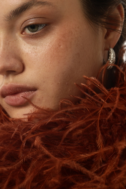 Боа перьевое, коричневого цвета