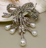 Брошь " Бант Кокетка" с подвижным жемчугом и стразами.
