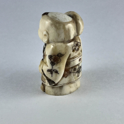 Статуэтка нэцкэ Ребенок Карако с мешком риса (богатство)