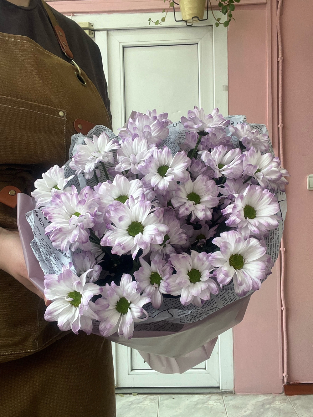 Букет из сиреневых ромашковых хризантем