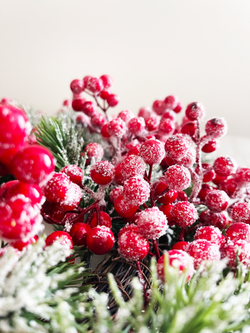 Венок еловый 35см ChristmasDeLuxe с красными ягодами заснеженный в блестках