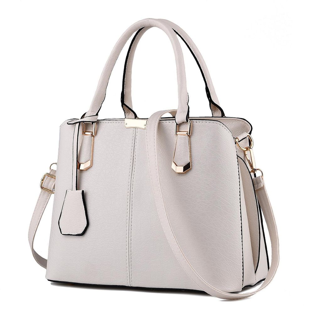 Большая стильная женская повседневная сумка 30х22,5х15 см белого цвета из экокожи с фурнитурой под золото 9888-2