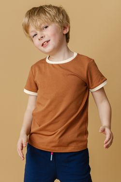 Футболка цвета молочного шоколада со сливочной отделкой