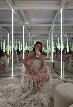 Платье макси вечернее с перьями