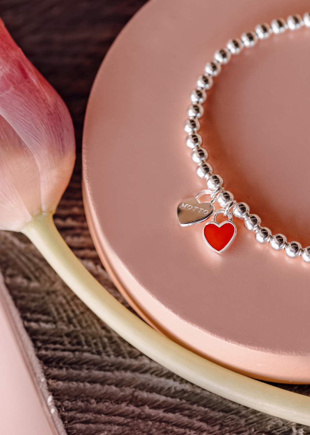 Браслет «Эластичный Хати» с ювелирной эмалью алого цвета