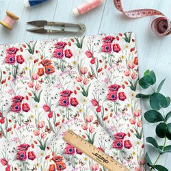 Ткань муслин полевые цветы и сиреневые маки на бежевом фоне