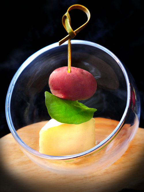 Канапе с Камамбером и большой розовой оливкой