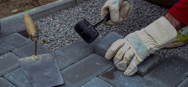 Укладка тротуарной плитки в конце осени: успеть до морозов или отложить до весны Укладка тротуарной плитки в конце осени: успеть до морозов или отложить до весны