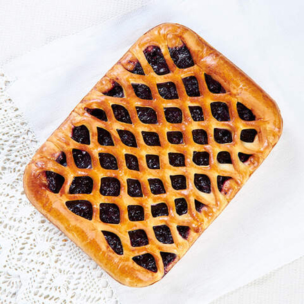 Постный пирог с черной смородиной