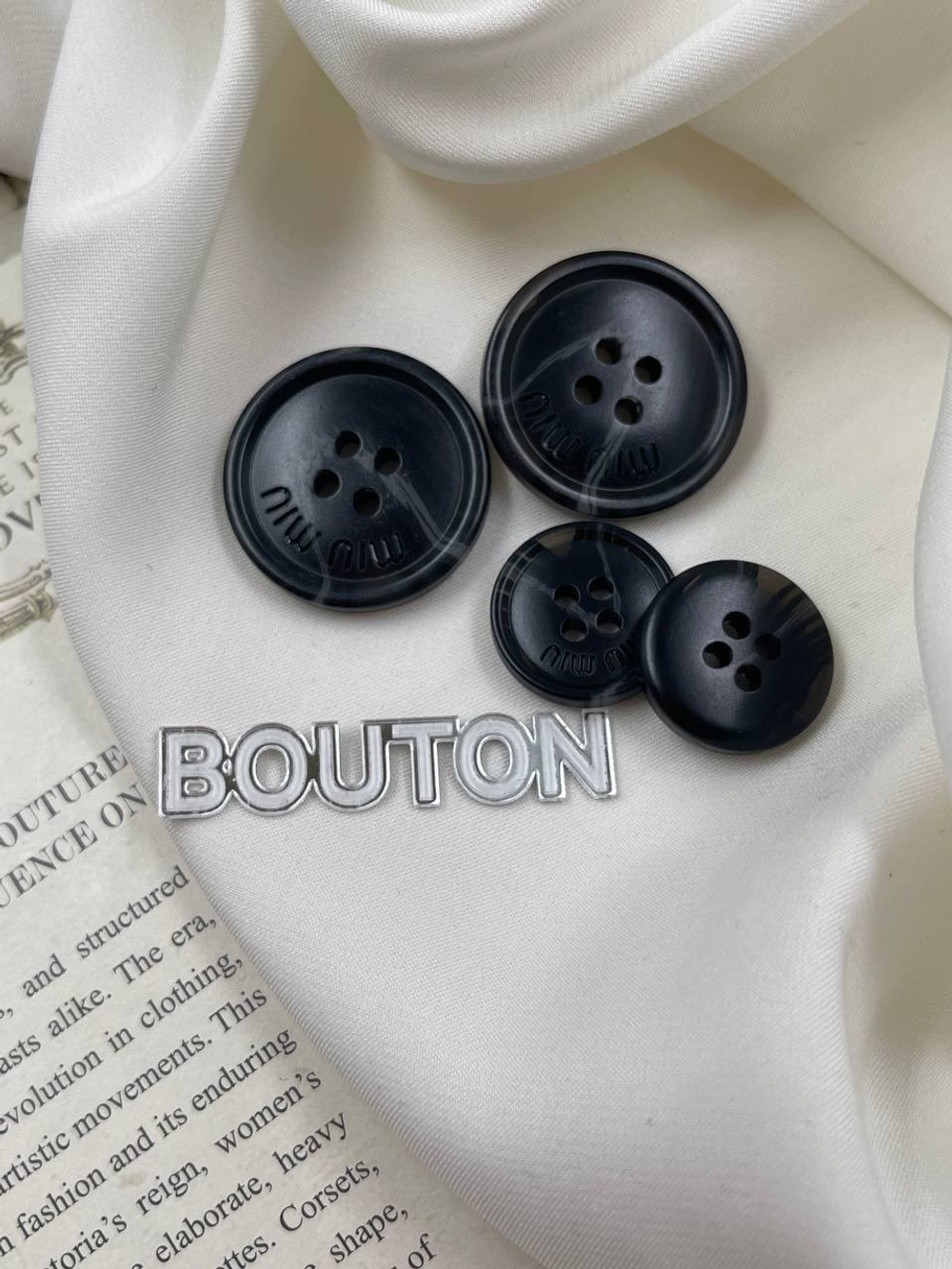 Пуговицы Миу на прокол черные с прозрачными и серыми прожилками