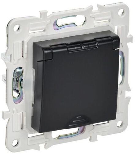 Розетка 1-м SKANDY 16А IP44 с заземл. защ. шторки с крышкой SK-R11Bl черн. IEK SK-R16-16-44-K02