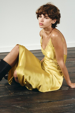 ZARA АТЛАСНОЕ ПЛАТЬЕ МИДИ С КРУЖЕВОМ, ЖЕЛТЫЙ