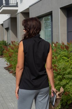 Черный топ без рукавов из вискозы