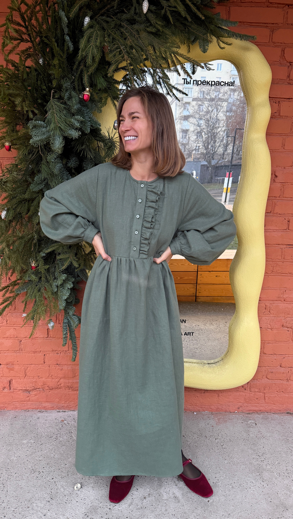 Платье с асимметричной рюшей "Герда" из крапивы цвета хвои