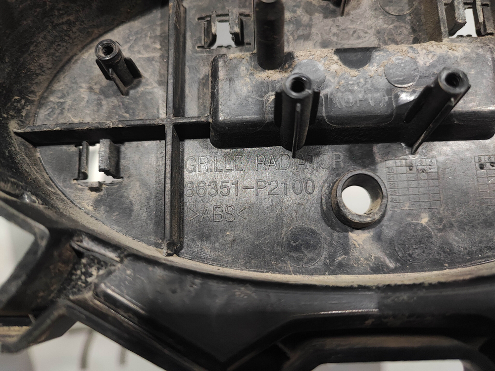 Решетка радиатора Kia Sorento 4 Оригинал целая 86351P2100