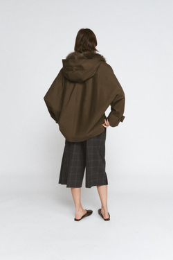 ZARA КОРОТКИЙ ТРЕНЧ С МЕХОВЫМ ВОРОТНИКОМ — ZW COLLECTION, ТЕМНЫЙ ХАКИ