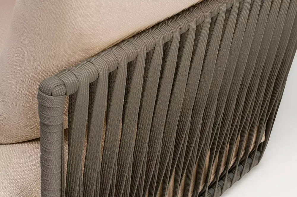 "Форли" кресло плетеное из роупа, каркас алюминий светло-серый (RAL7035) муар, роуп серо-коричневый 23мм, ткань Mossle бежевая