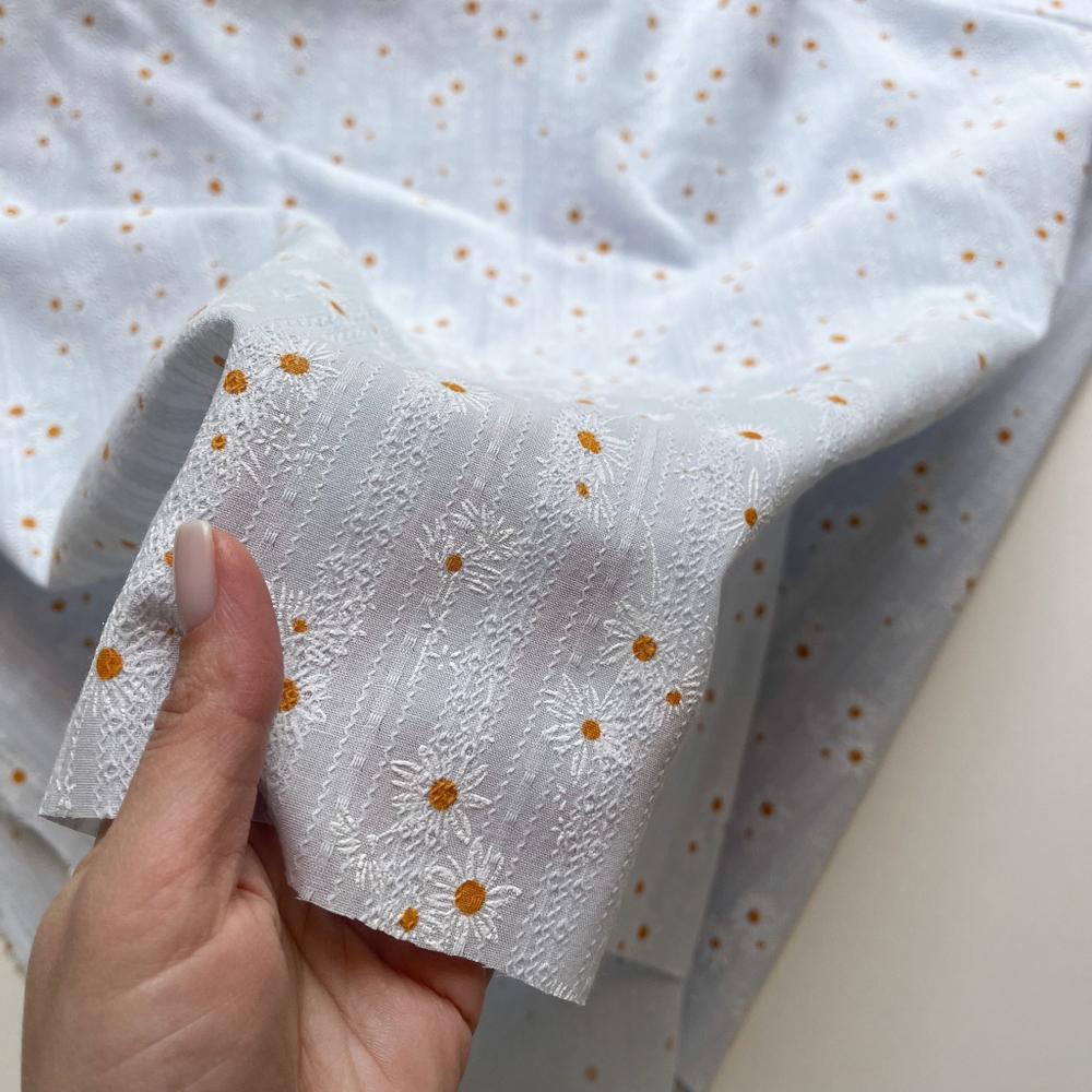 Фактурный хлопок Ромашки на светло-голубом фоне