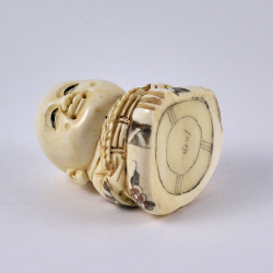 Нэцкэ Мальчик Карако с корзиной рыбы