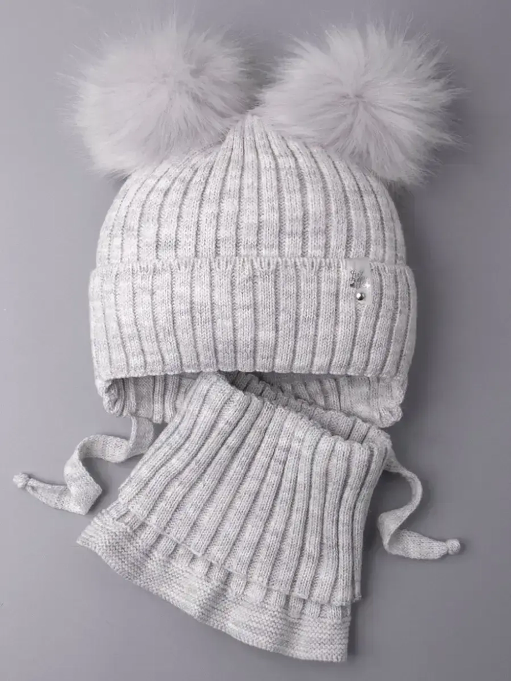 Шапка зимняя детская с помпонами и манишка