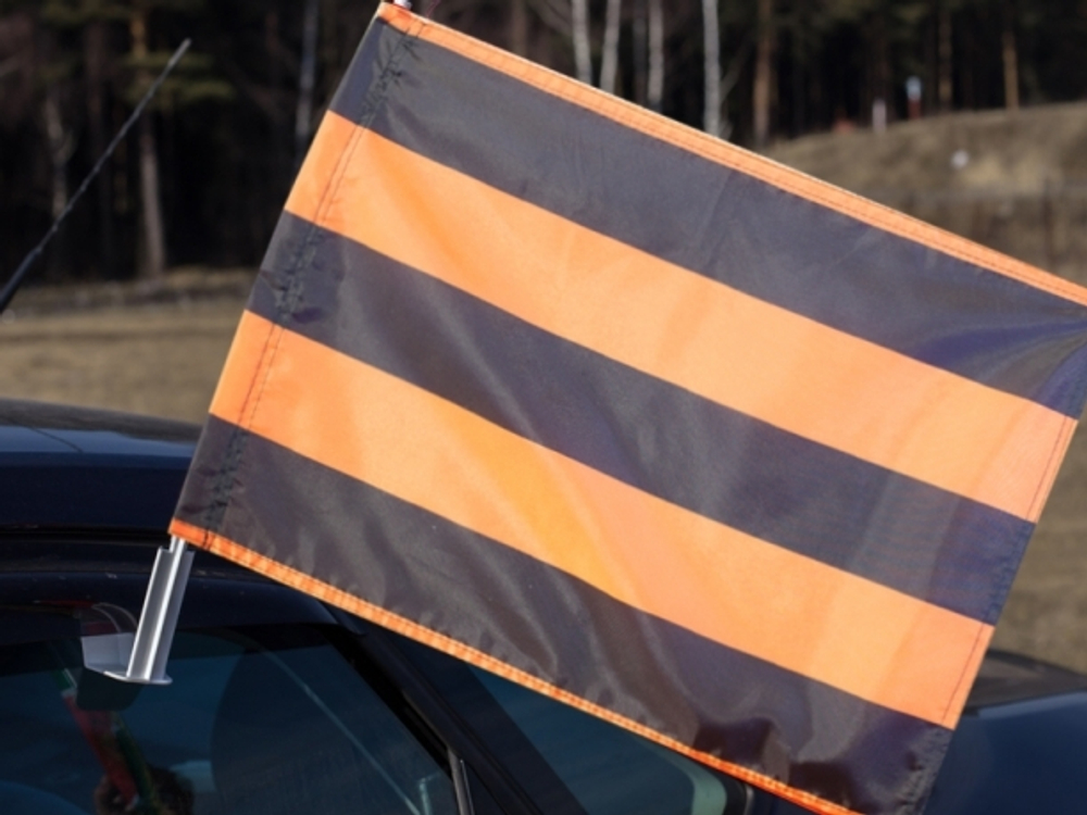 Георгиевский флаг на автомобильном флагштоке