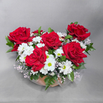 Корзина с красными французскими розами и белыми хризантемами