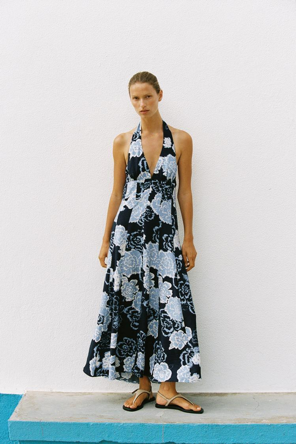 ZARA ПЛАТЬЕ МИДИ С ЦВЕТОЧНЫМ ПРИНТОМ, ТЕМНО-СИНИЙ/БЕЛЫЙ