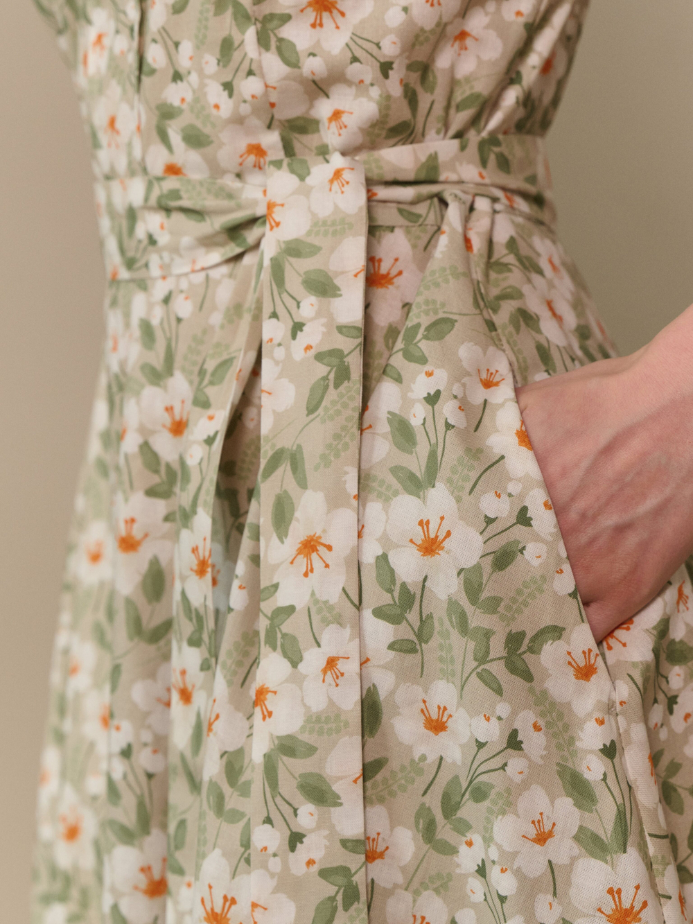 Платье с отложным воротником