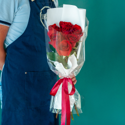 Букет из 7 красных роз Эквадор в оформлении