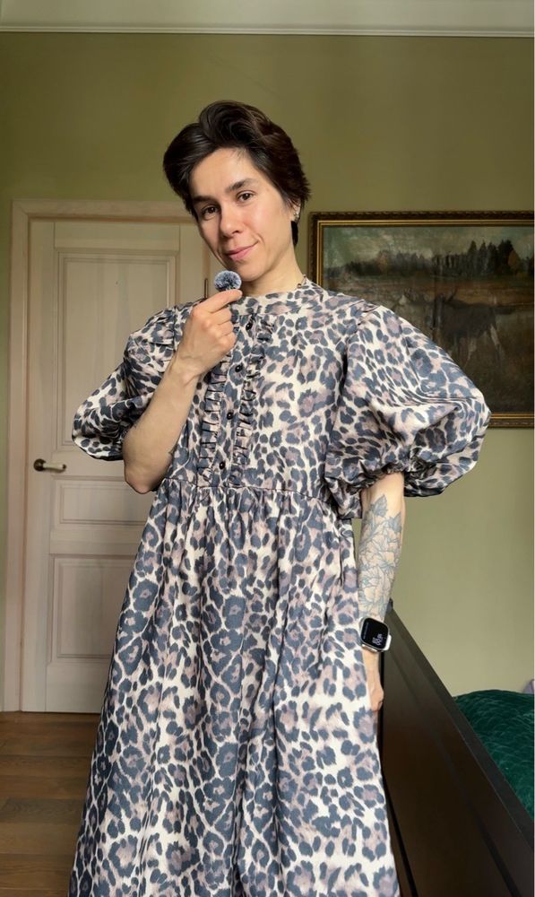 Платье с жабо и рукавами-фонариками из белого льна, с подъюбником