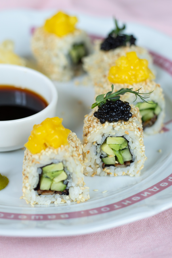 РОЛЛЫ С ЧЕРНОЙ ИКРОЙ, МАНГО И ВЕШЕНКАМИ NEW