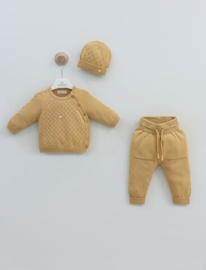 джемпер с брюками и шапочкой