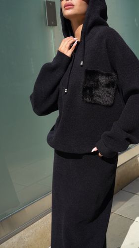 Черный женский костюм с юбкой