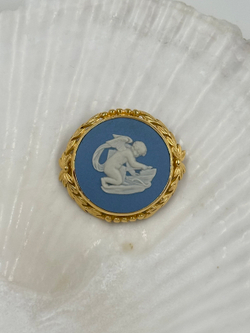Брошь Wedgwood голубая